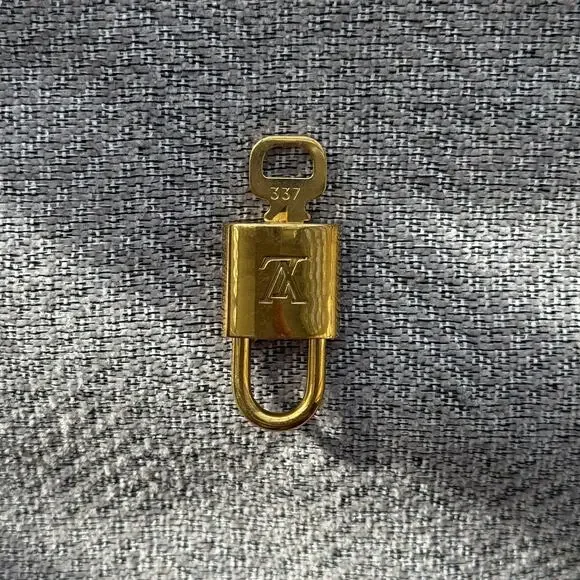 LOUIS VUITTON Lock & Key 337 Brass Working Condition - Picture 2 of 4